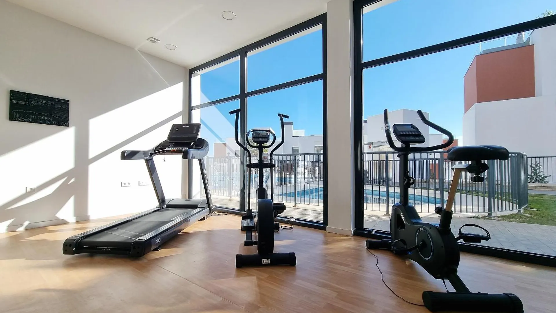 Beautiful Middel Views Apartment With Pool And Gym مالقة 0*,