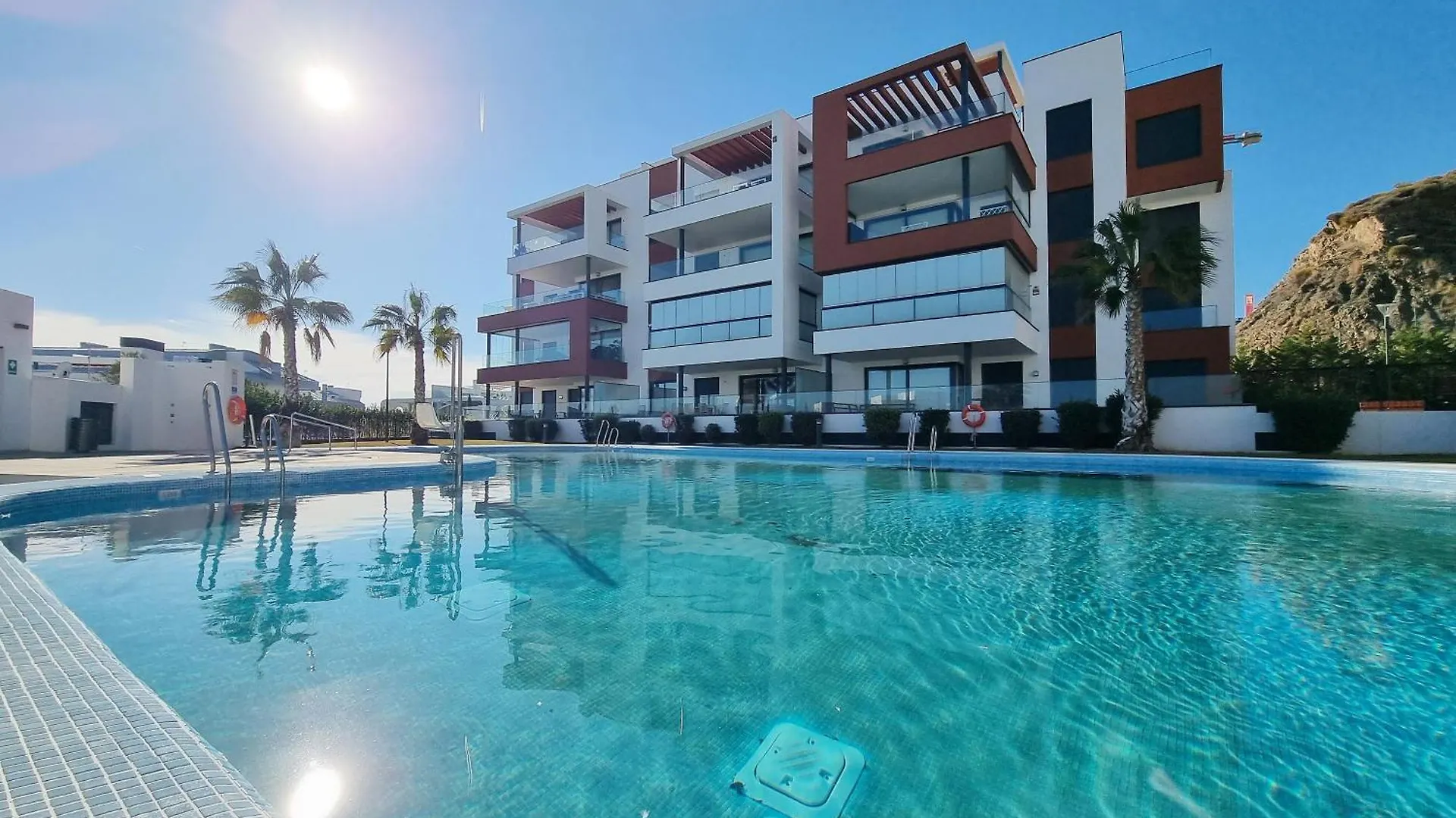Contatos de Beautiful Middel Views Apartment With Pool And Gym